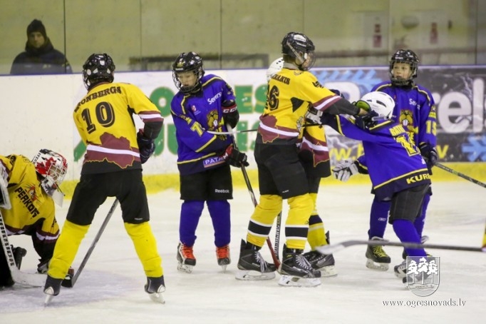 Ar sekmēm gadu sākuši "Ogre Juniors" hokejisti