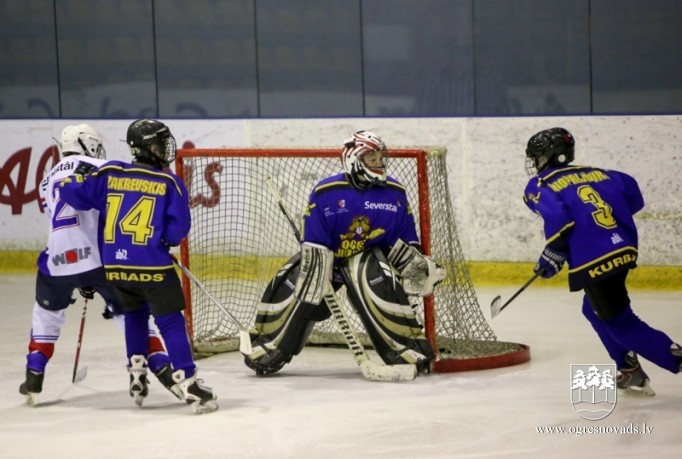 "Ogre Juniors" hokejisti cīnās par katru punktu