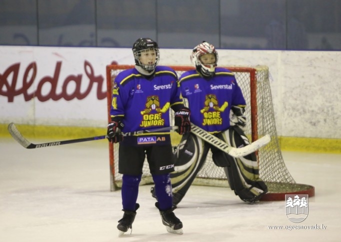 "Ogre Juniors" hokejisti cīnās par katru punktu