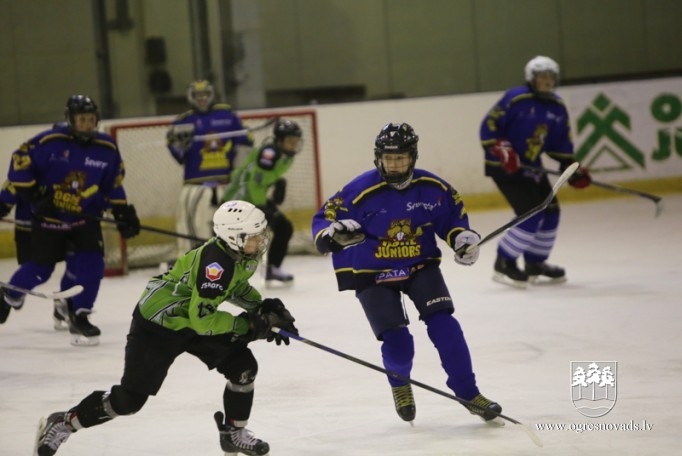 "Ogre Juniors" hokejisti cīnās par katru punktu