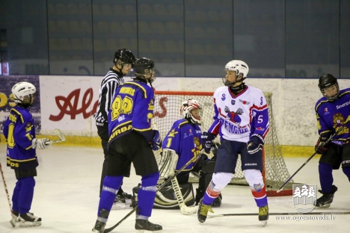 "Ogre Juniors" hokejisti cīnās par katru punktu