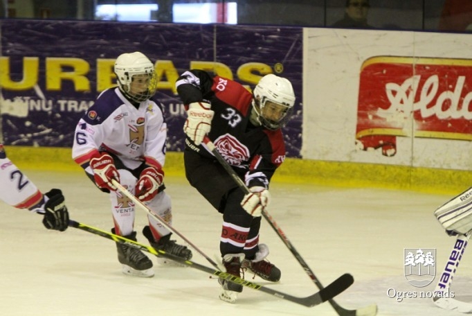 "Ogre Juniors" turpina celt savu hokeja piramīdu