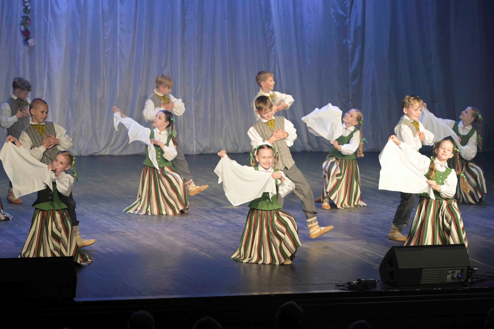 Dejotāji uz skatuves Ilutas Mistres 55.jubilejas autorkoncertā