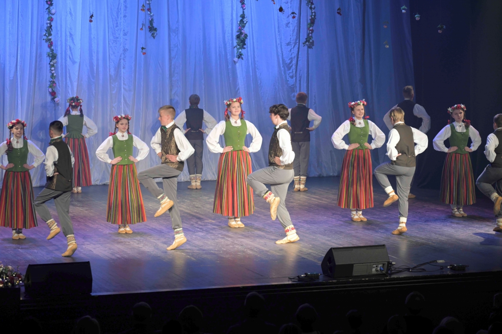 Dejotāji uz skatuves Ilutas Mistres 55.jubilejas autorkoncertā