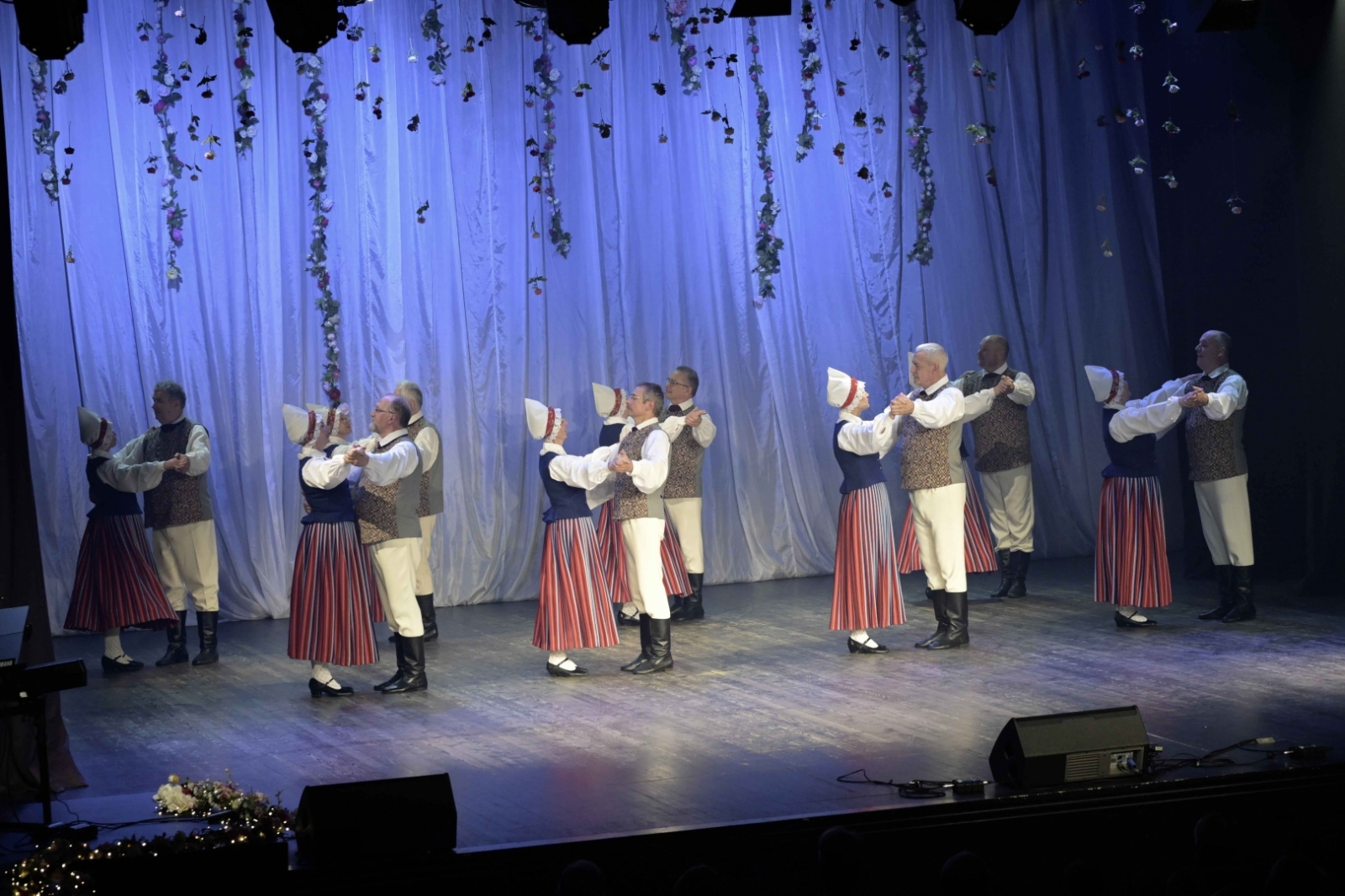 Dejotāji uz skatuves Ilutas Mistres 55.jubilejas autorkoncertā