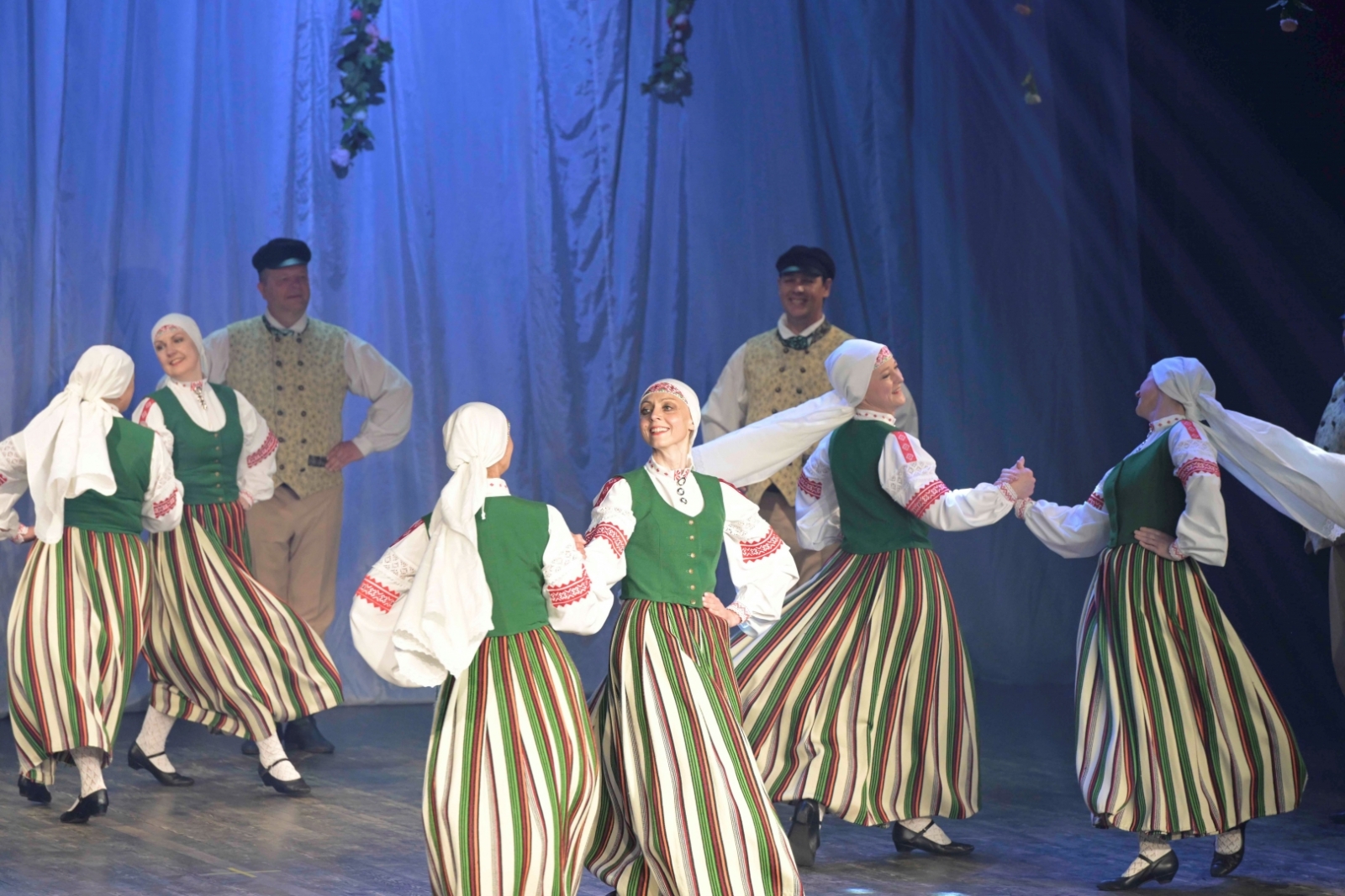 Dejotāji uz skatuves Ilutas Mistres 55.jubilejas autorkoncertā