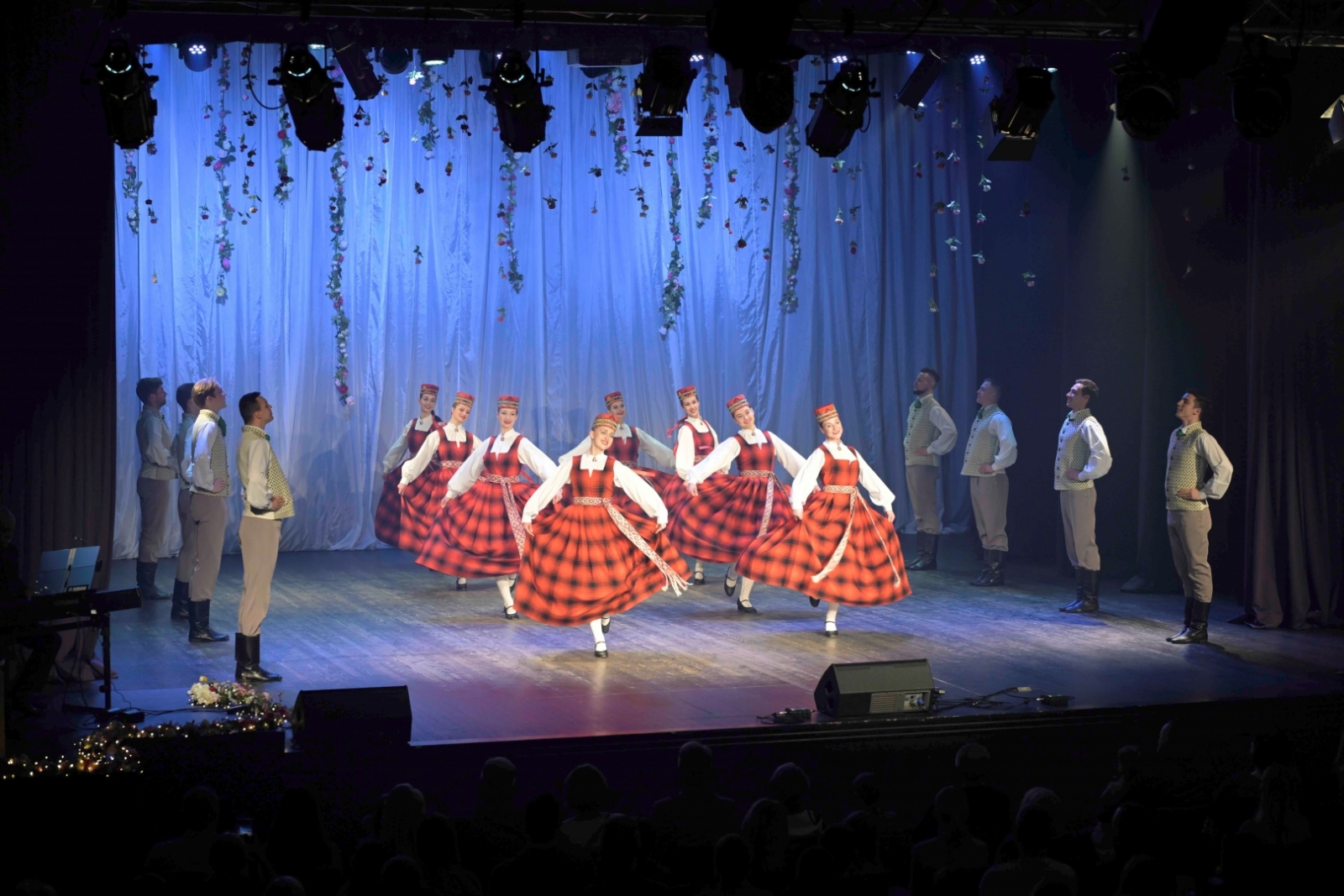Dejotāji uz skatuves Ilutas Mistres 55.jubilejas autorkoncertā