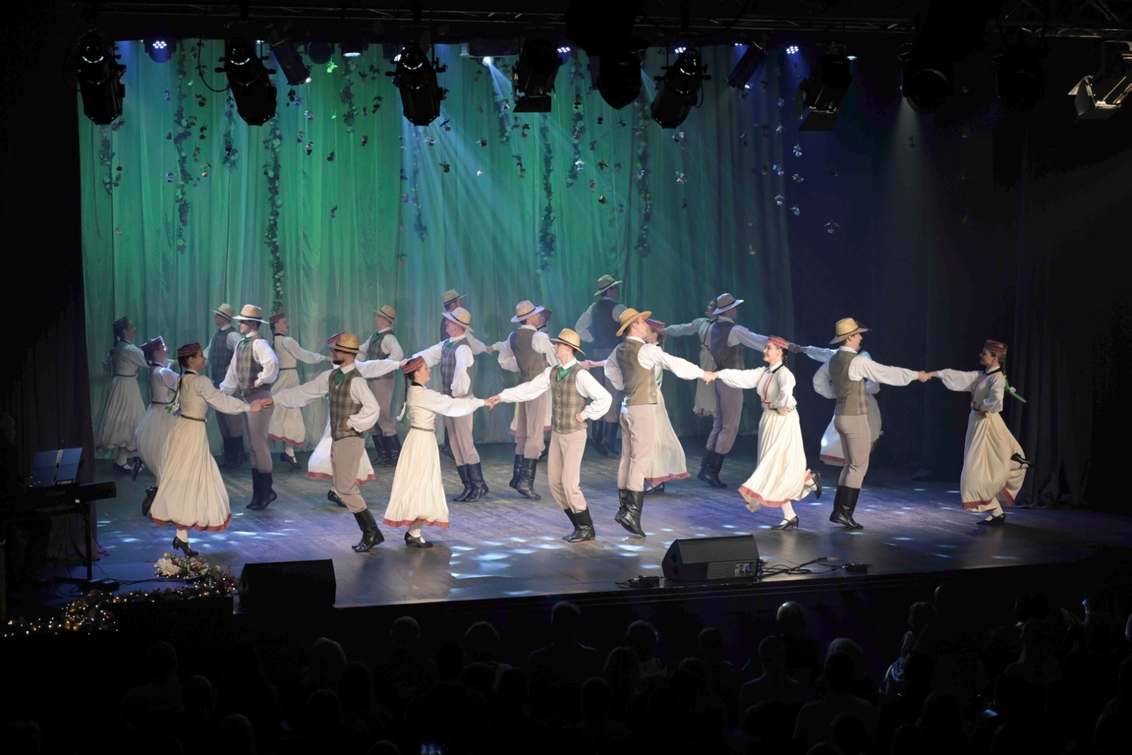 Dejotāji uz skatuves Ilutas Mistres 55.jubilejas autorkoncertā