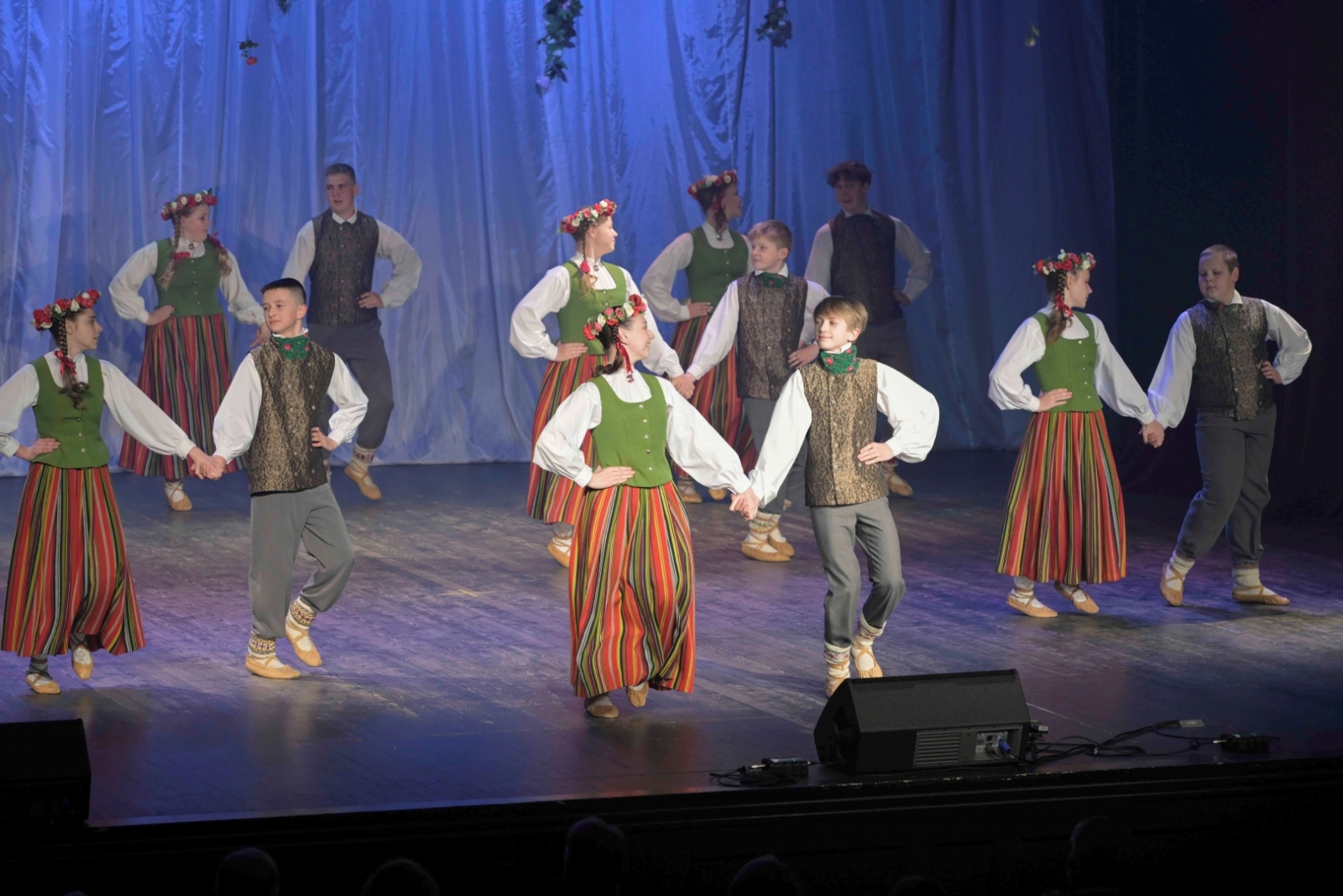 Dejotāji uz skatuves Ilutas Mistres 55.jubilejas autorkoncertā