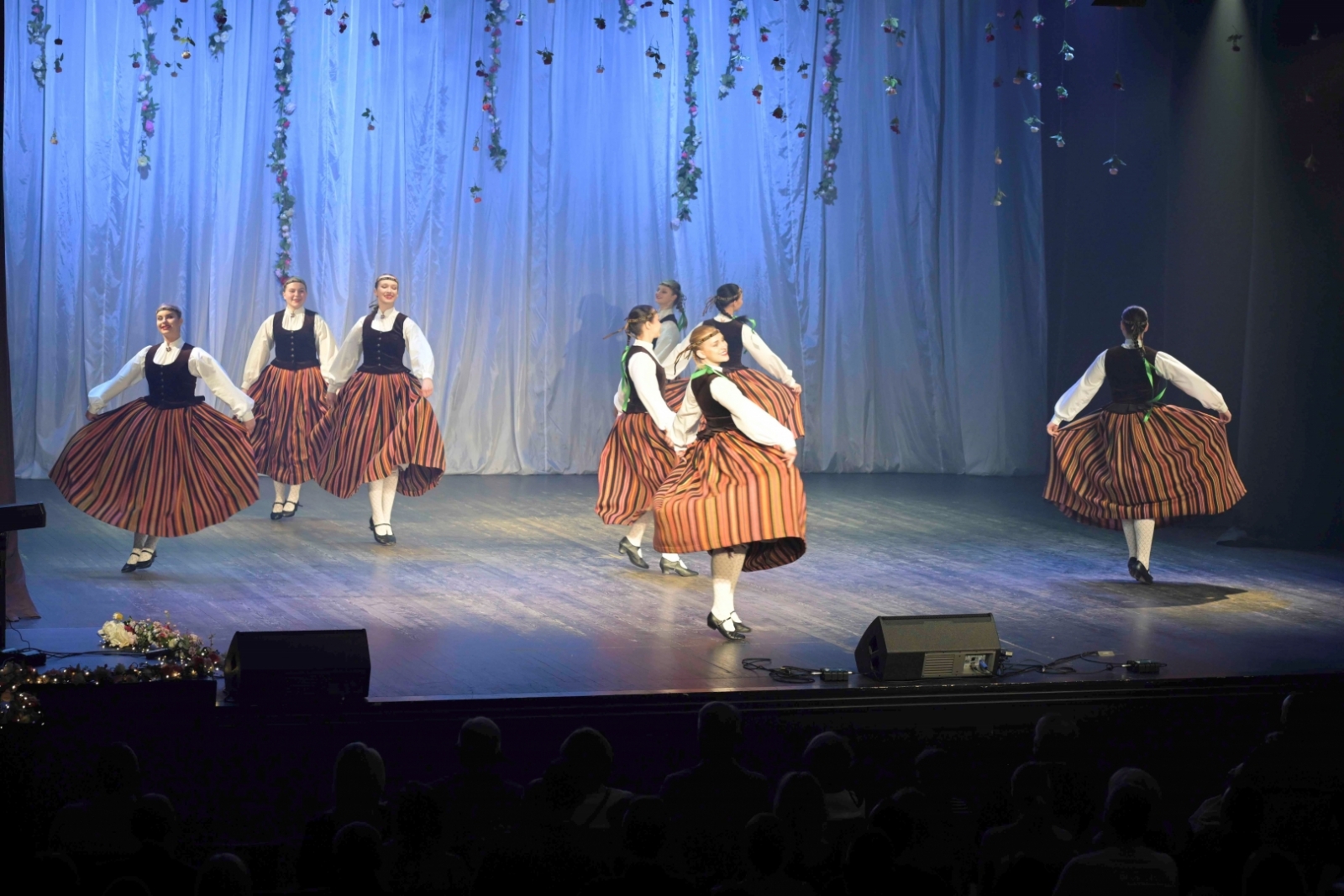 Dejotāji uz skatuves Ilutas Mistres 55.jubilejas autorkoncertā