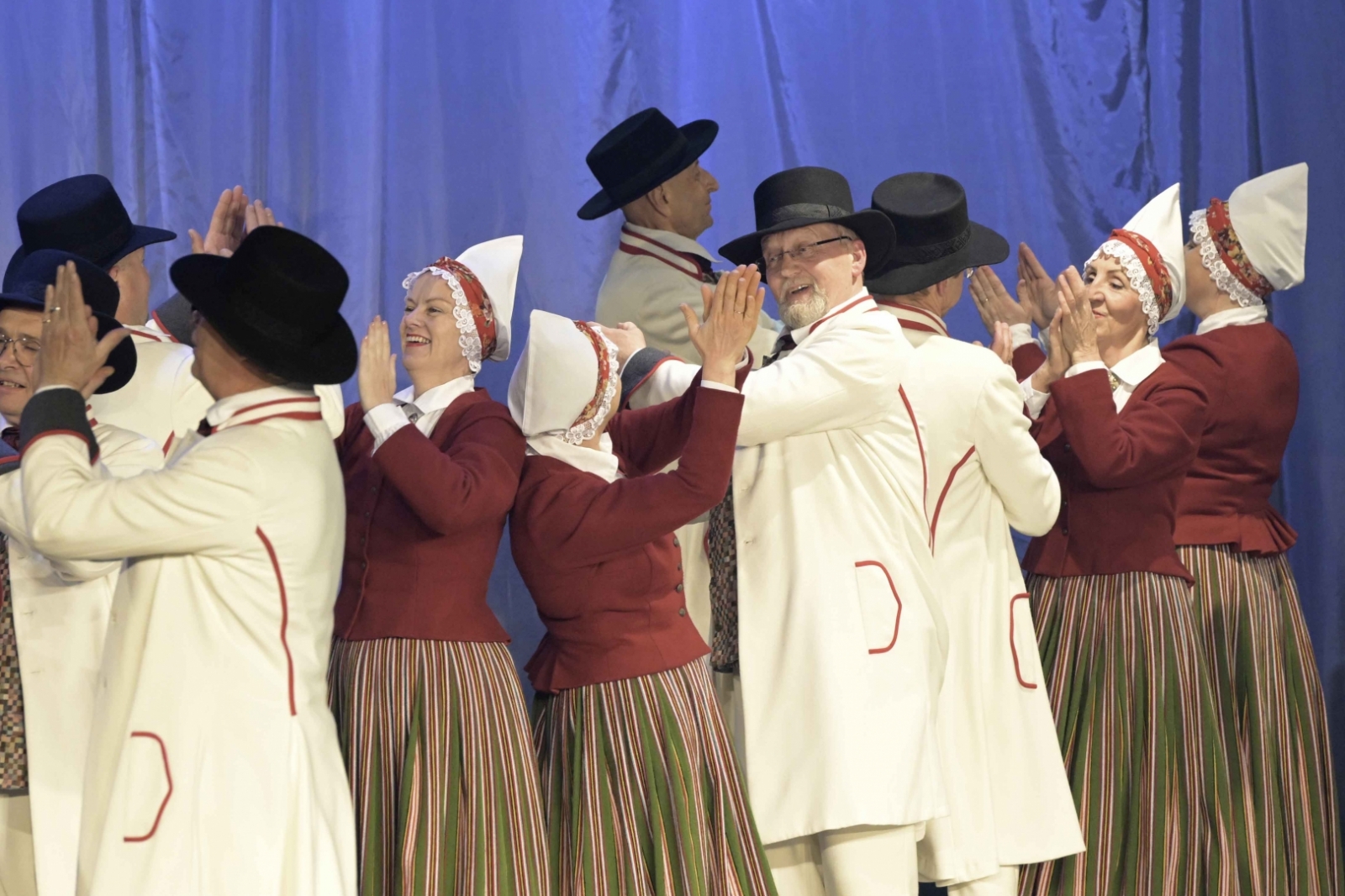 Dejotāji uz skatuves Ilutas Mistres 55.jubilejas autorkoncertā