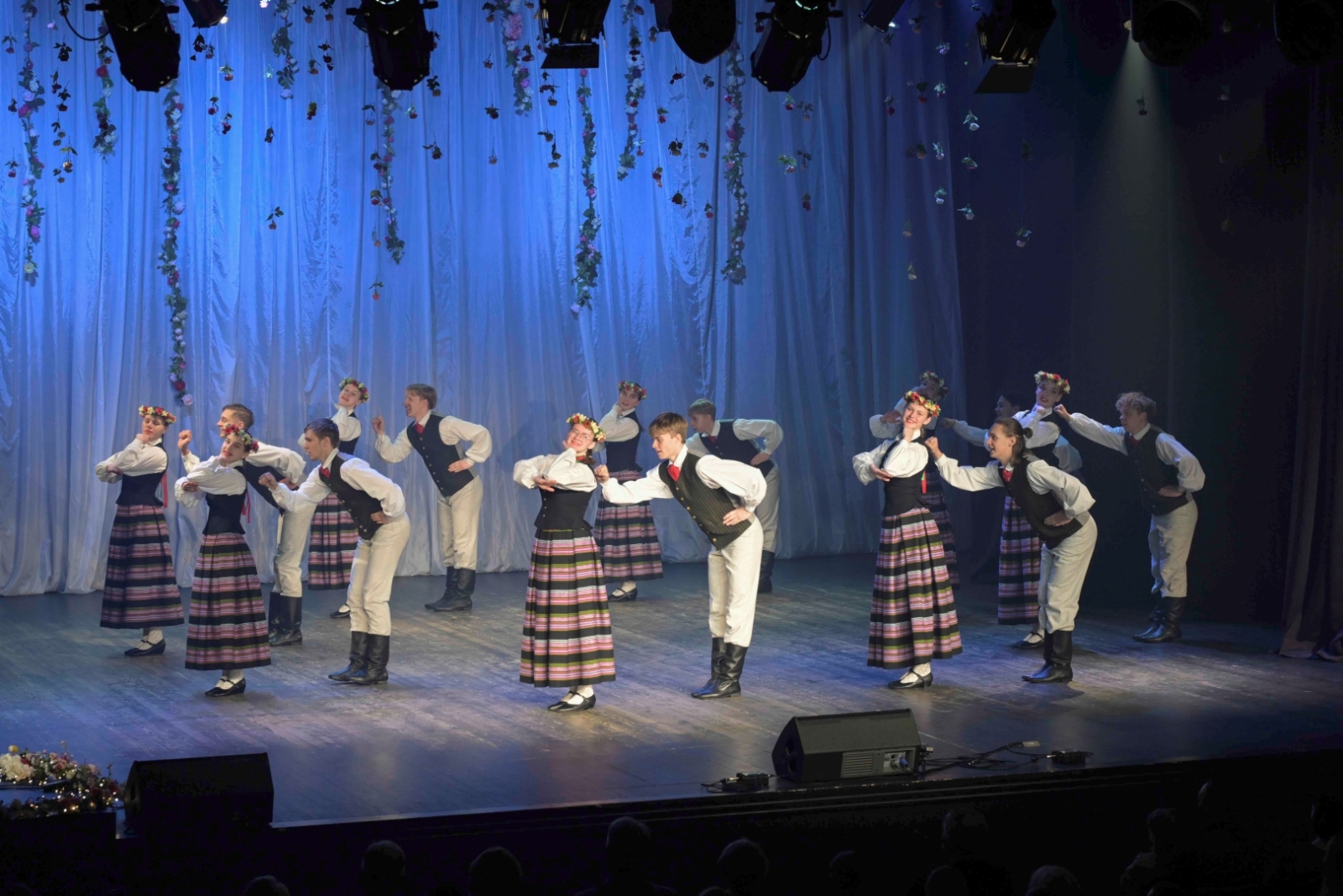 Dejotāji uz skatuves Ilutas Mistres 55.jubilejas autorkoncertā