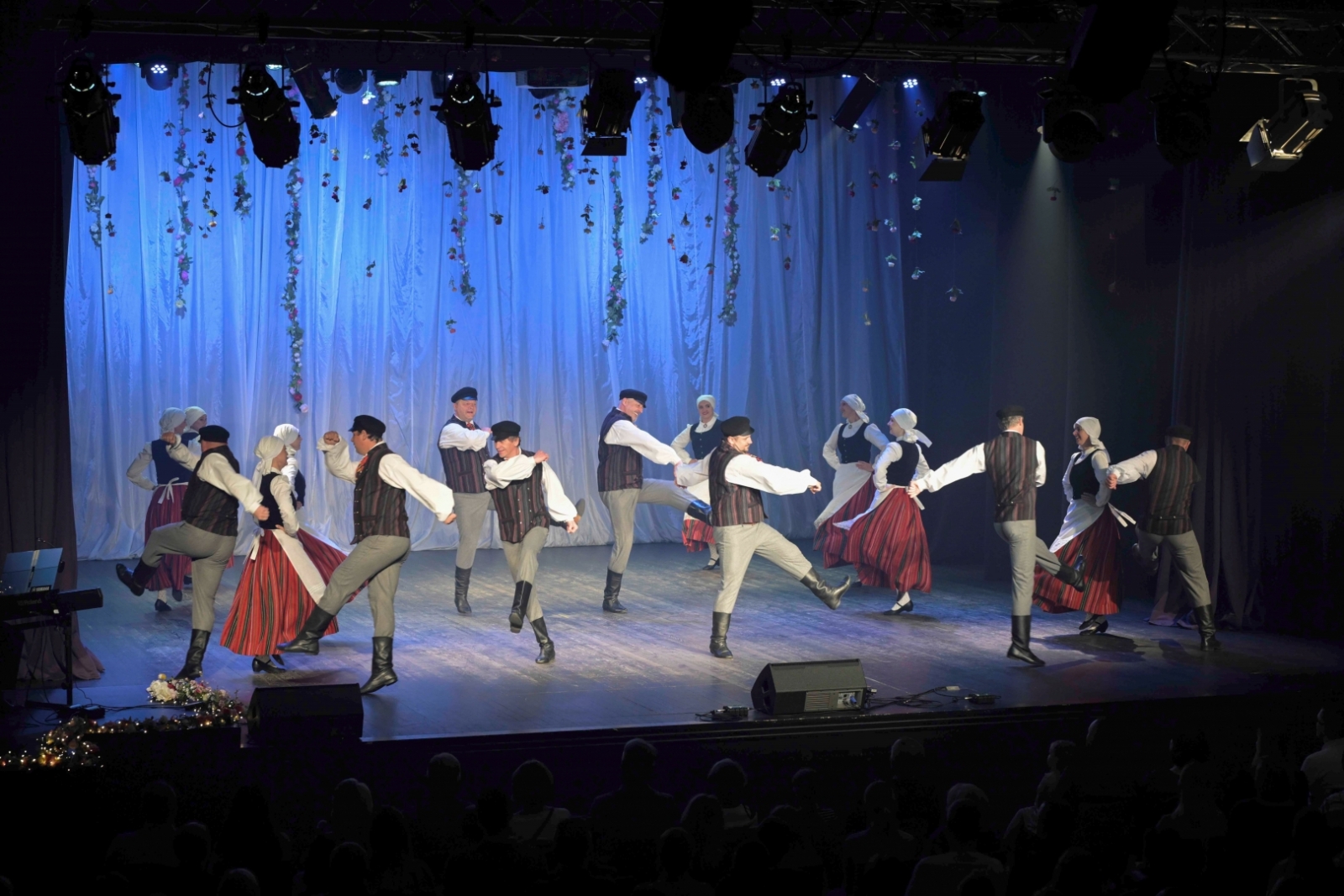 Dejotāji uz skatuves Ilutas Mistres 55.jubilejas autorkoncertā