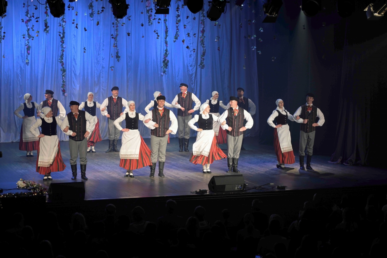 Dejotāji uz skatuves Ilutas Mistres 55.jubilejas autorkoncertā