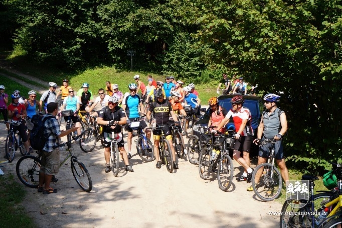 Igauņu ceļotāji četru dienu velobraucienā iepazīst Ogres apriņķi