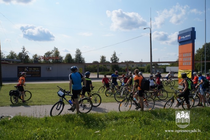 Igauņu ceļotāji četru dienu velobraucienā iepazīst Ogres apriņķi