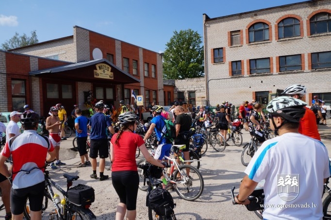 Igauņu ceļotāji četru dienu velobraucienā iepazīst Ogres apriņķi