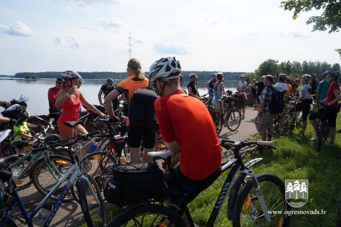 Igauņu ceļotāji četru dienu velobraucienā iepazīst Ogres apriņķi