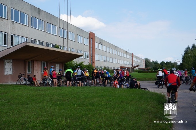 Igauņu ceļotāji četru dienu velobraucienā iepazīst Ogres apriņķi