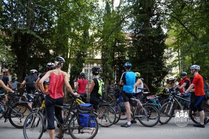 Igauņu ceļotāji četru dienu velobraucienā iepazīst Ogres apriņķi