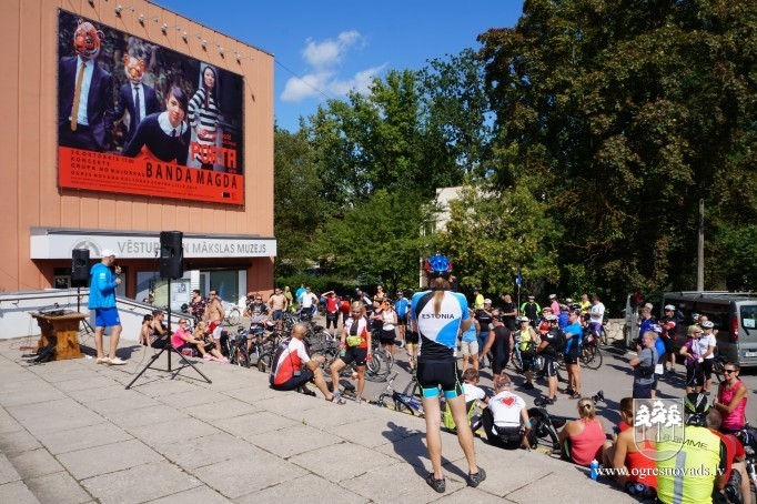 Igauņu ceļotāji četru dienu velobraucienā iepazīst Ogres apriņķi