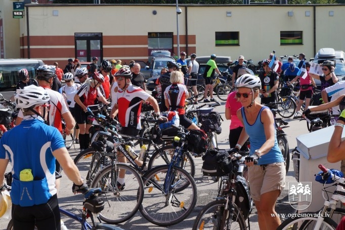 Igauņu ceļotāji četru dienu velobraucienā iepazīst Ogres apriņķi