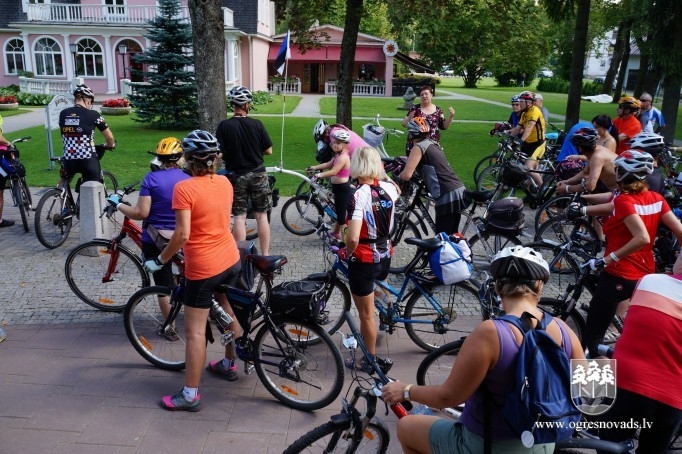Igauņu ceļotāji četru dienu velobraucienā iepazīst Ogres apriņķi