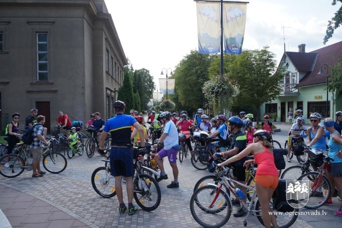 Igauņu ceļotāji četru dienu velobraucienā iepazīst Ogres apriņķi