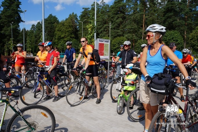 Igauņu ceļotāji četru dienu velobraucienā iepazīst Ogres apriņķi