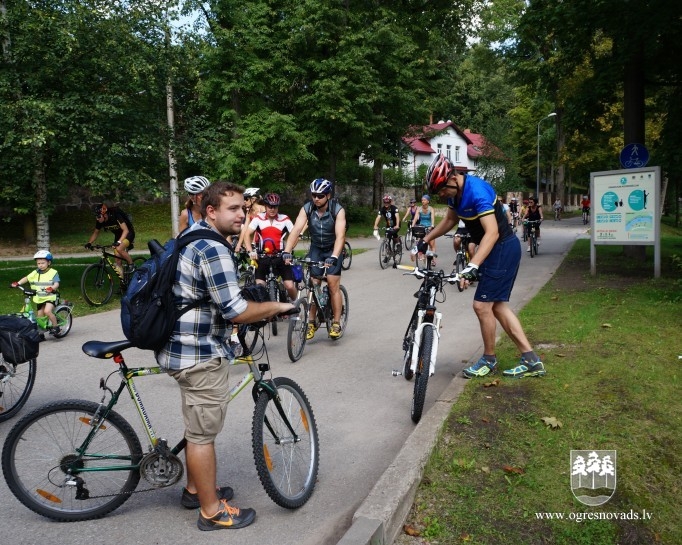 Igauņu ceļotāji četru dienu velobraucienā iepazīst Ogres apriņķi