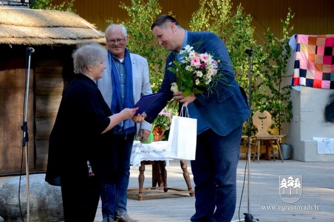 Pateicības rakstu pasniedz Intai Antonei