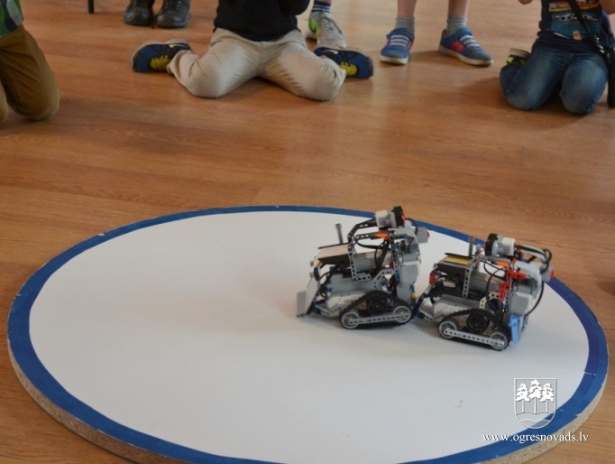Ar robotu demonstrējumiem noslēdzas tehniskās jaunrades nometne “Mēs būsim inženieri!”