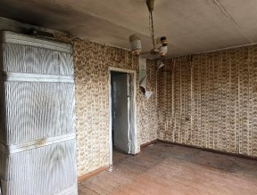 Istaba ar krāsni un lampu