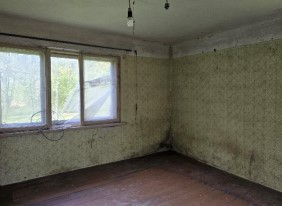 Istaba ar logu un lampu