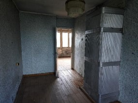 Istaba ar krāsni un durvīm uz citu telpu