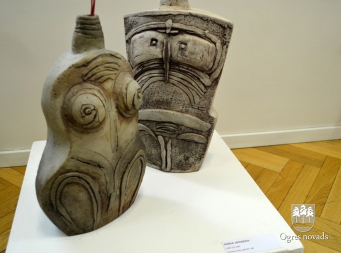 Mākslas skolā atklāj Ogres novada mākslinieku darbu izstādi