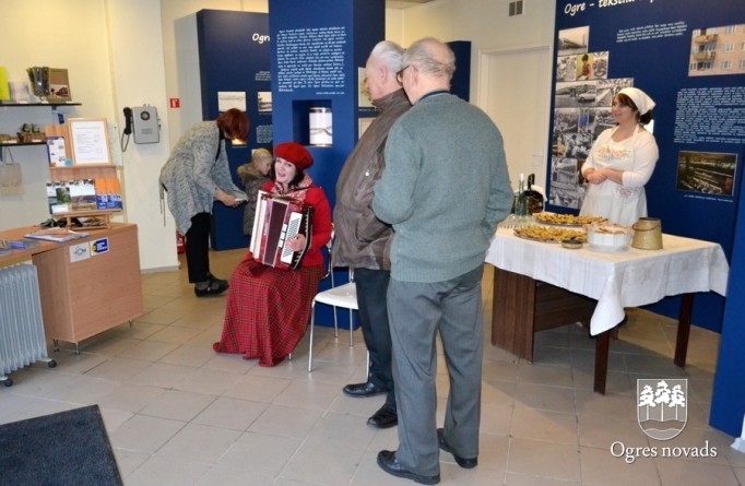 Iztādes "Pilna bufete ar zirgu uzraudzību” atklāšana Ogres Vēstures un mākslas muzejā
