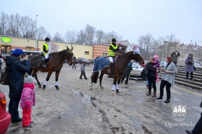Iztādes "Pilna bufete ar zirgu uzraudzību” atklāšana Ogres Vēstures un mākslas muzejā