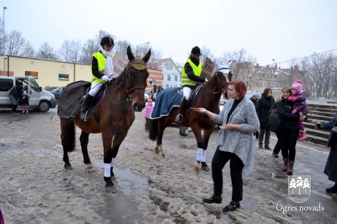 Iztādes "Pilna bufete ar zirgu uzraudzību” atklāšana Ogres Vēstures un mākslas muzejā