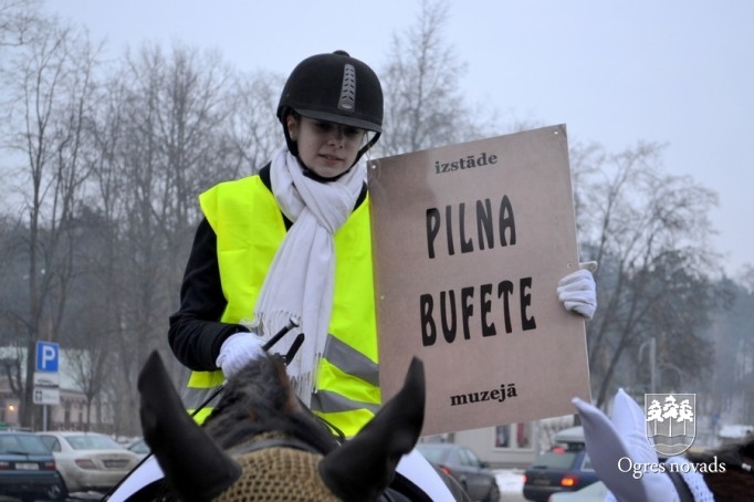 Iztādes "Pilna bufete ar zirgu uzraudzību” atklāšana Ogres Vēstures un mākslas muzejā