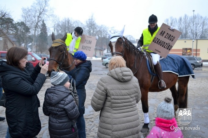 Iztādes "Pilna bufete ar zirgu uzraudzību” atklāšana Ogres Vēstures un mākslas muzejā