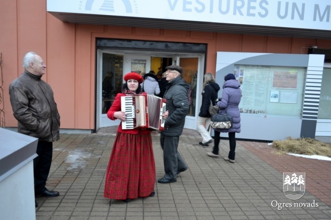 Iztādes "Pilna bufete ar zirgu uzraudzību” atklāšana Ogres Vēstures un mākslas muzejā