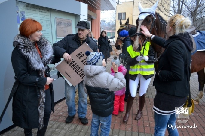 Iztādes "Pilna bufete ar zirgu uzraudzību” atklāšana Ogres Vēstures un mākslas muzejā