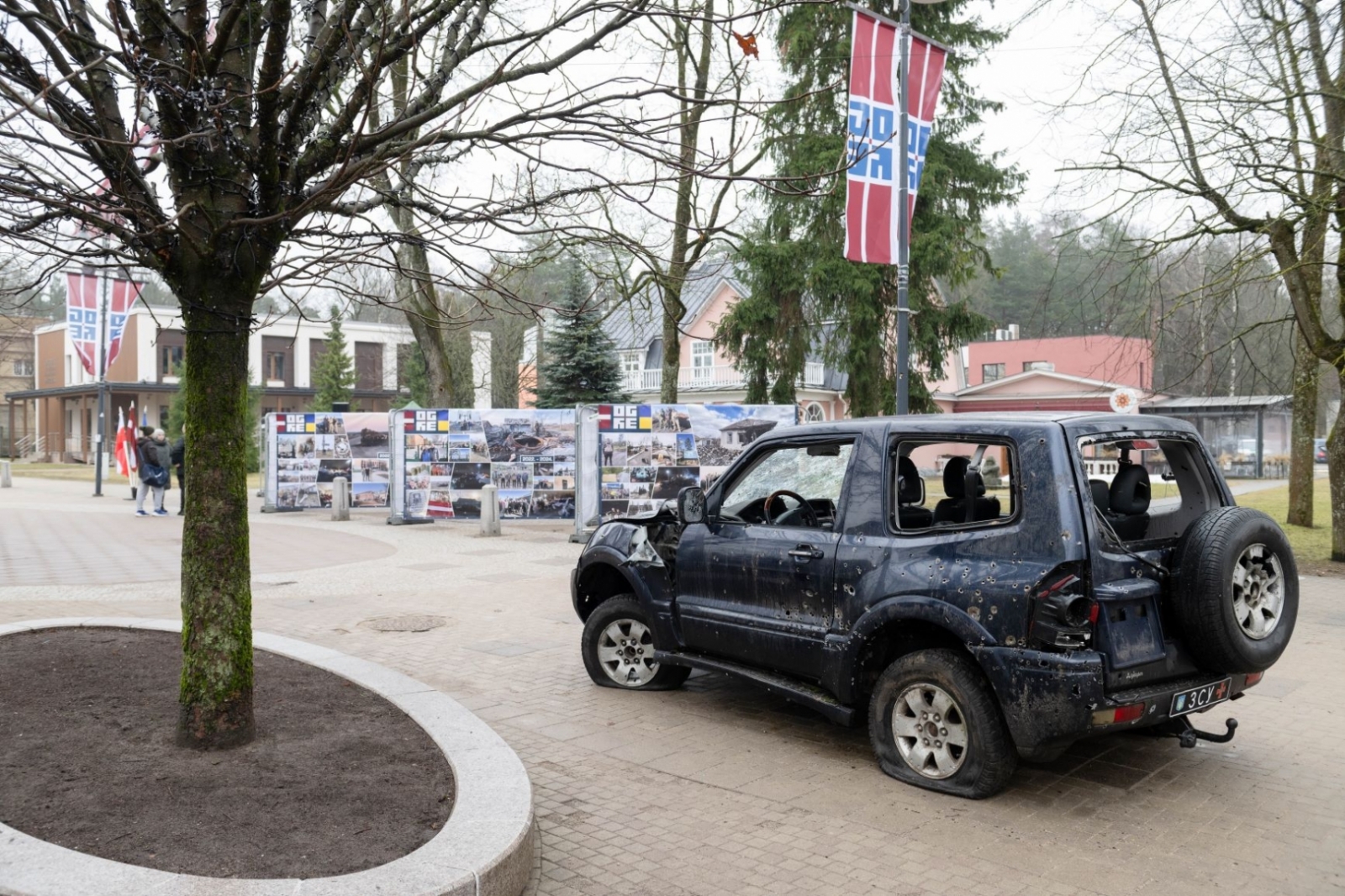 Ložu cauršauta apvidus automašīna ar fotoizstādi fonā