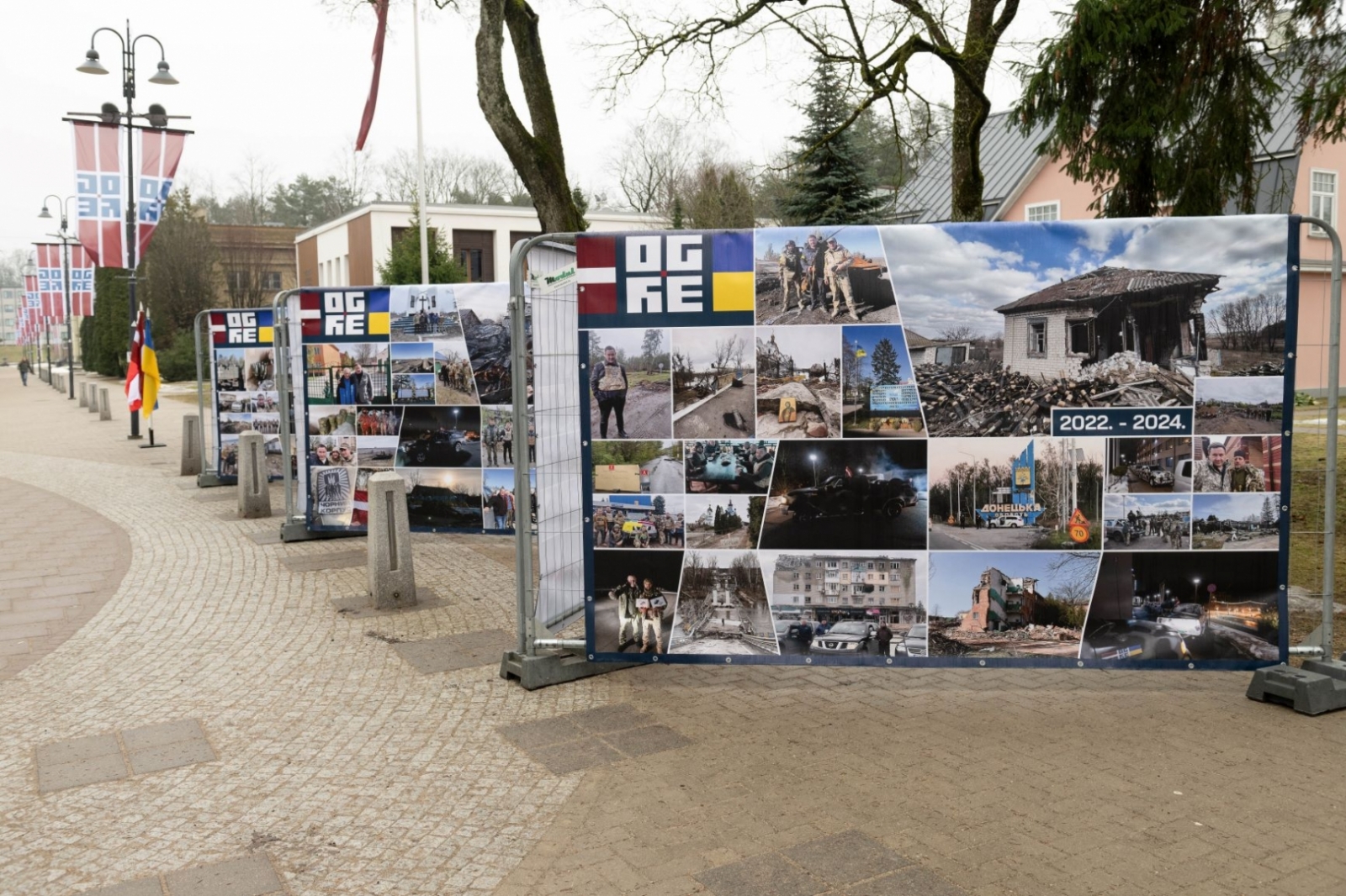 Brīvības ielā izvietotā fotoizstāde "Ogres novads kopā ar Ukrainu"