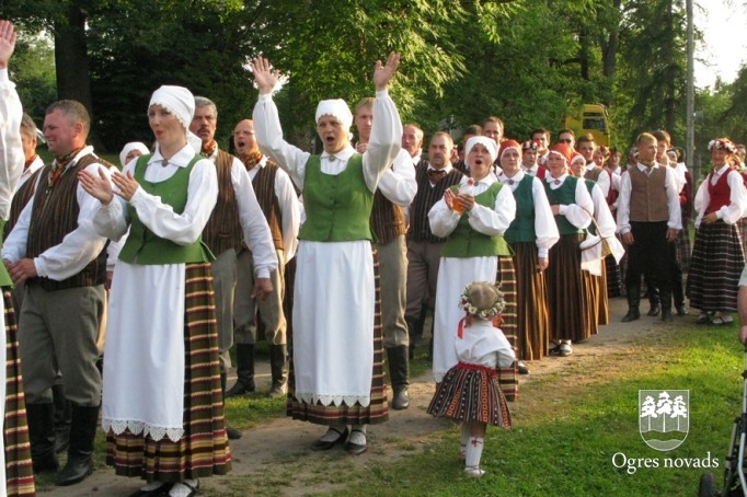 Jāņu ielīgošana Suntažu estrādē (foto: Aldis Eglītis)