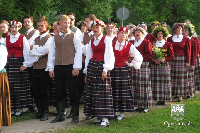 Jāņu ielīgošana Suntažu estrādē (foto: Aldis Eglītis)