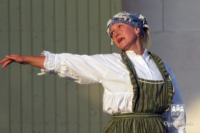 Jāņu ielīgošana Suntažu estrādē (foto: Aldis Eglītis)