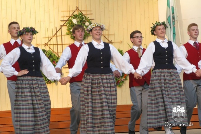 Jāņu ielīgošana Suntažu estrādē (foto: Aldis Eglītis)