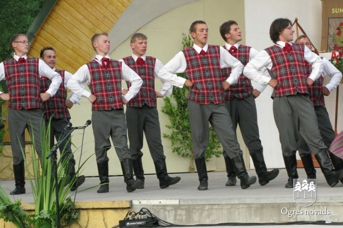Jāņu ielīgošana Suntažu estrādē (foto: Aldis Eglītis)